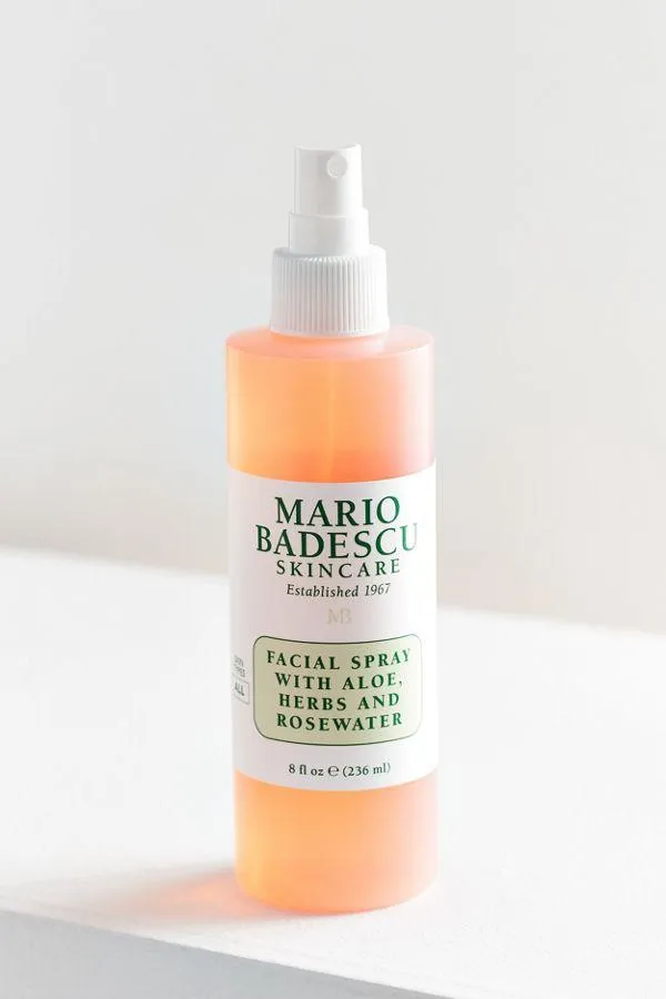 Xịt khoáng Mario Badescu với các chiết xuất thiên nhiên như: lô hội, trà xanh, dưa chuột,... trong từng dòng riêng biệt cho mỗi loại làn da. (Ảnh: Internet)