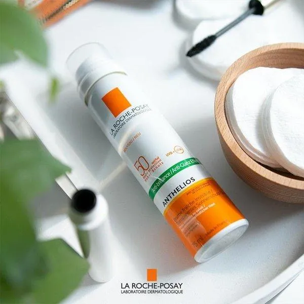 Không chỉ giúp dưỡng ẩm, tươi mới làn da, xịt khoáng La Roche-Posay SPF50 còn tích hợp xịt chống nắng, vô cùng thuận tiện cho nàng khi hoạt động ngoài trời. (Ảnh: Internet)